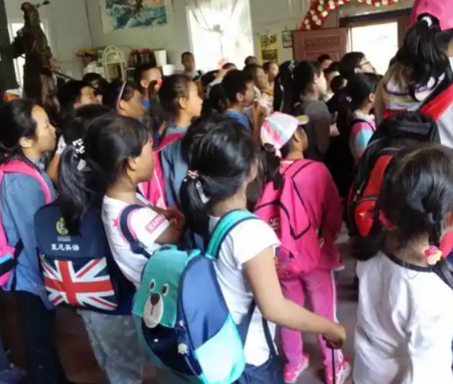 面临繁重的学业杂乱的压力孩子们常常对未来感到苍茫