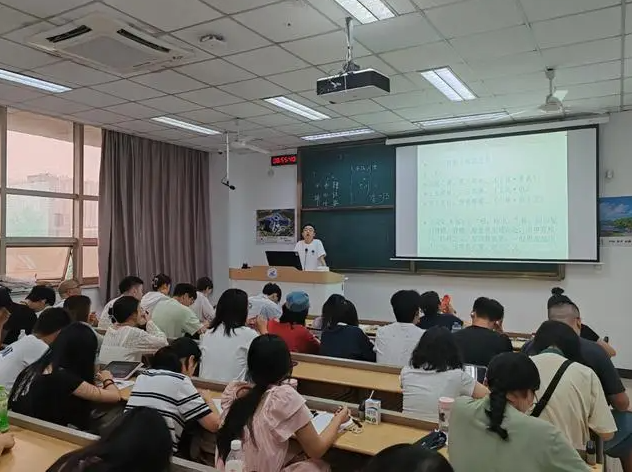 数字化素养跨学科才能有机融合增设人工智能等新式课程