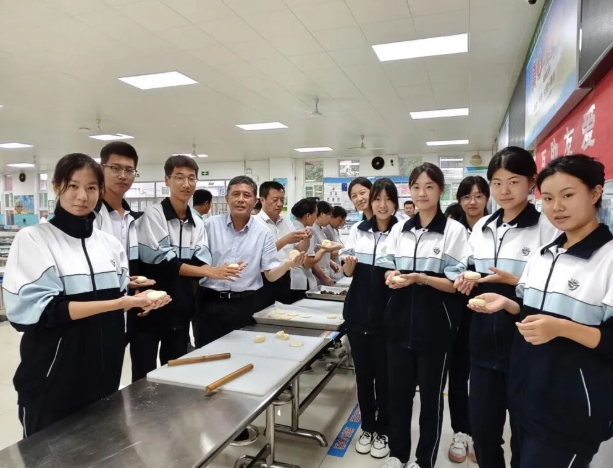 引导学生锤炼坚强意志与强健体魄形象体现“才情典范”