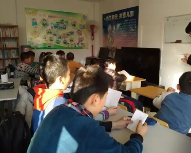 自由日活动让不同混龄班的幼儿在走班过程中相互学习互相帮忙