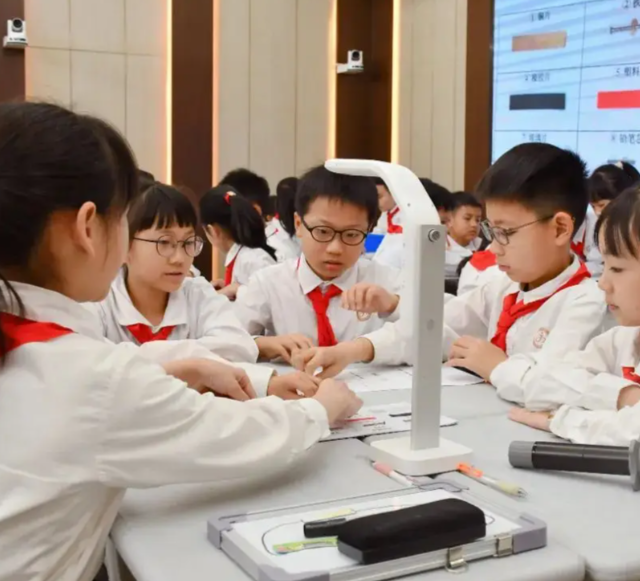 多方协作为学生供给丰富的科学教育资源供给更多的科学实践时机 多方协作为学生供给丰富的科学教育资源供给更多的科学实践时机