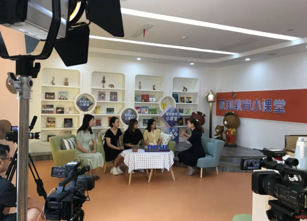 教育辅导中时常通过引导家长回看日常的互动形式从亲子沟通